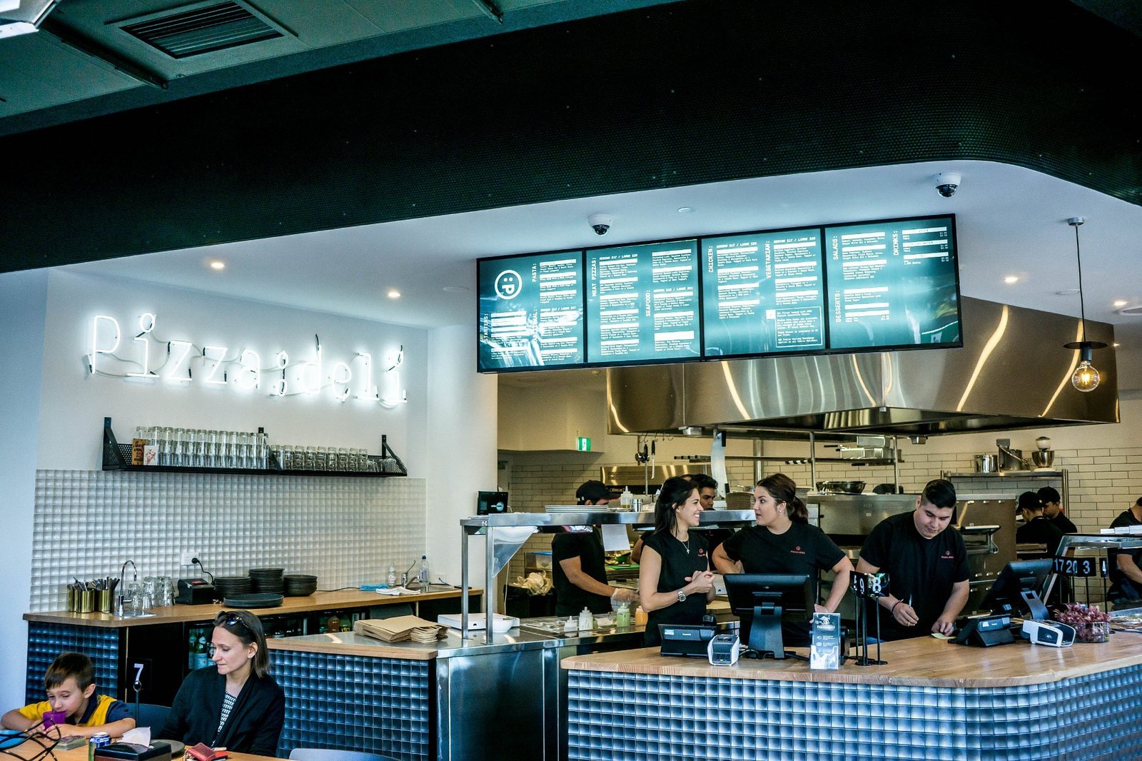 The counter and open kitchen at Pizza:deli